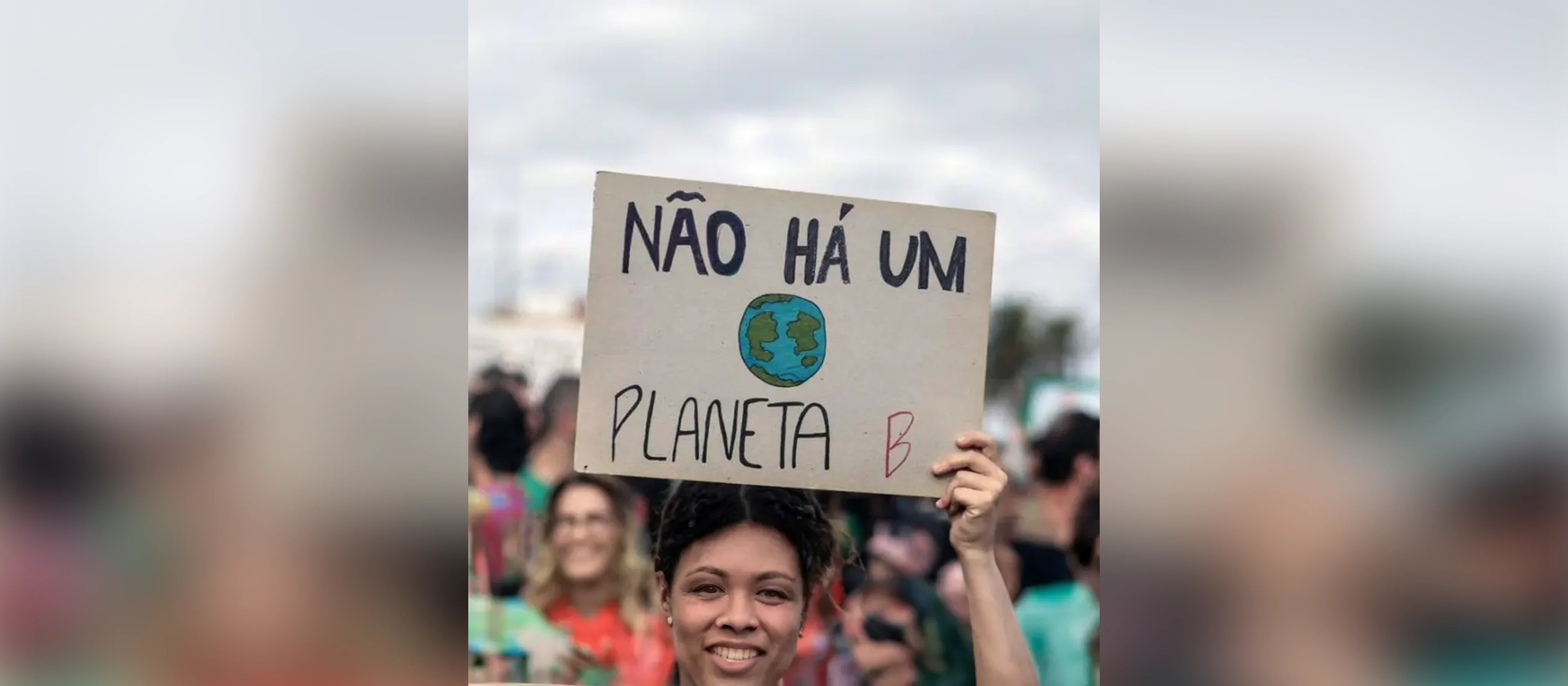 Pessoa segurando um cartaz escrito 'Não há um planeta B'