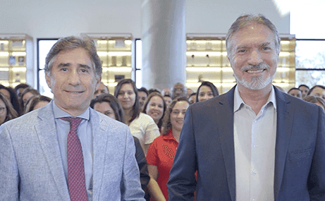 Os fundadores da Embracon Juarez Antonio da Silva e Guido Savian Jr. com funcionários da empresa ao fundo