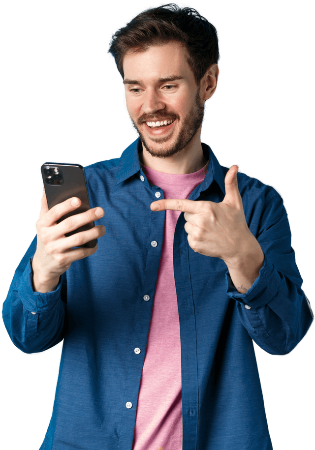 Rapaz olhando a tela de celular