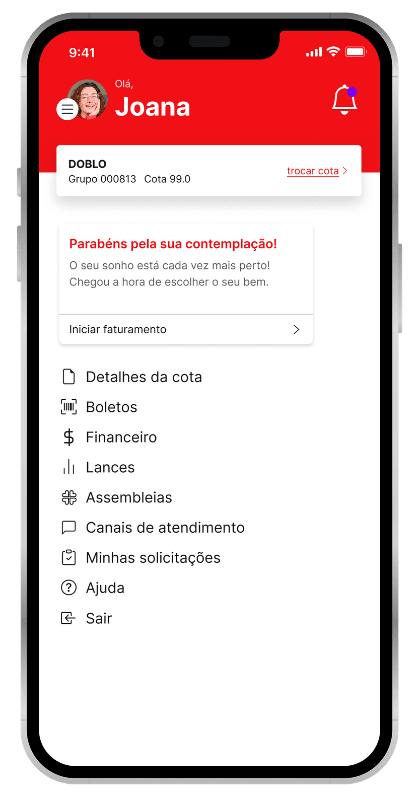 Garota sorrindo com a mão no queixo