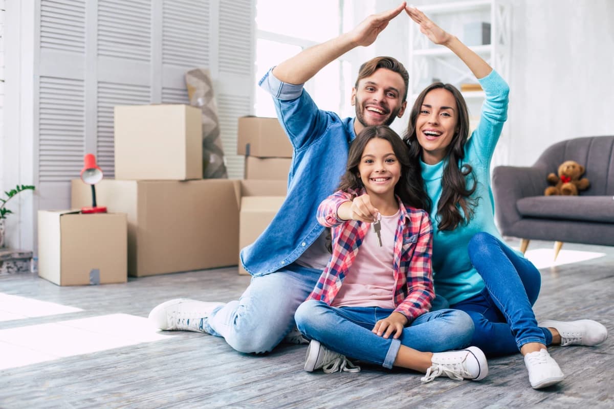 Família feliz em sua casa nova.