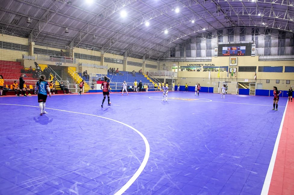 Jogadores de futsal comemorando uma vitória.