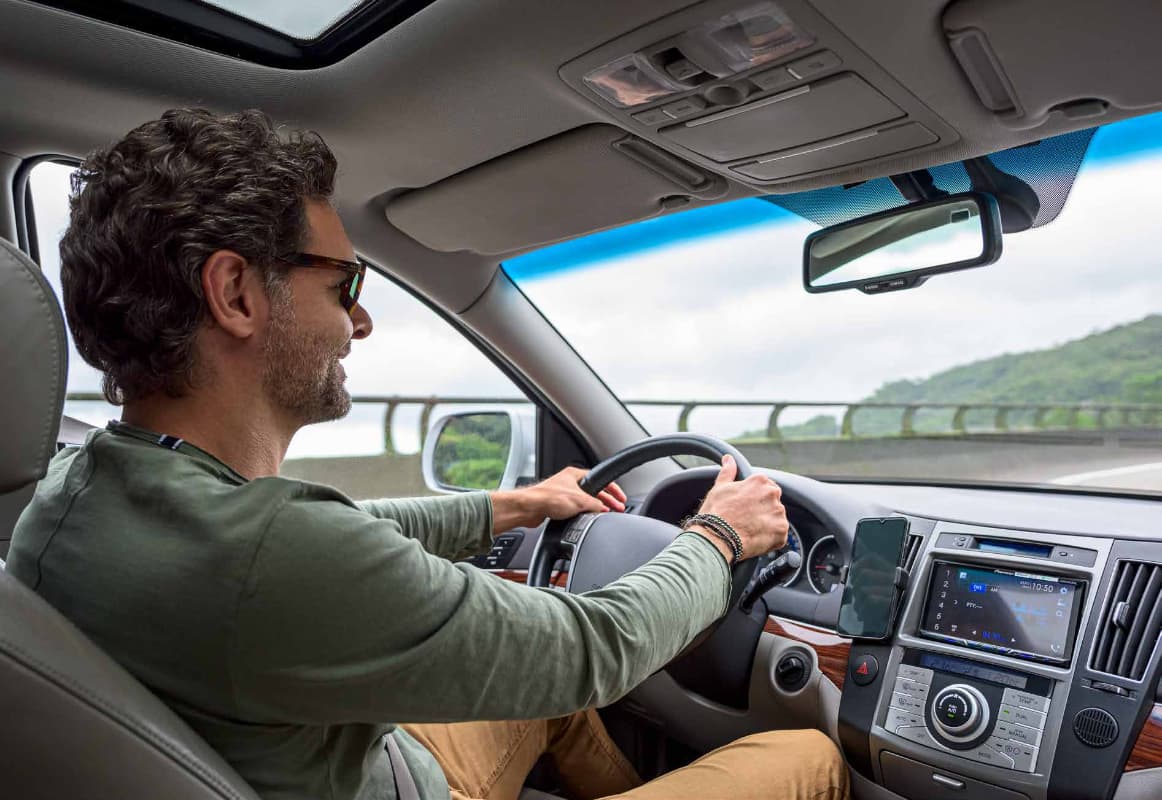 Embracon e Sem Parar - Homem viajando de carro