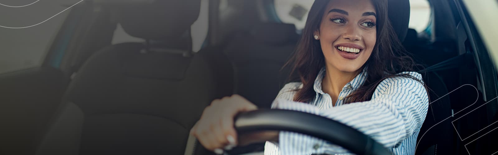 Mulher sorrindo enquanto dirige seu carro novo