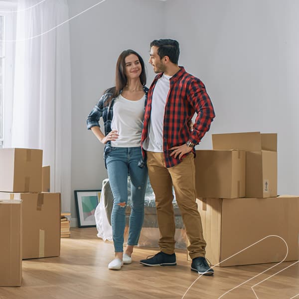 Casal se olhando apos realizar o sonho da casa propria