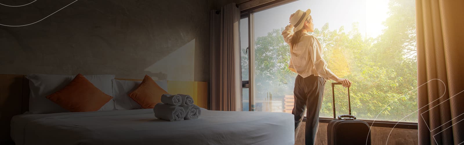 Mulher na janela do seu quarto de hotel tirando o chapéu enquanto admira a natureza