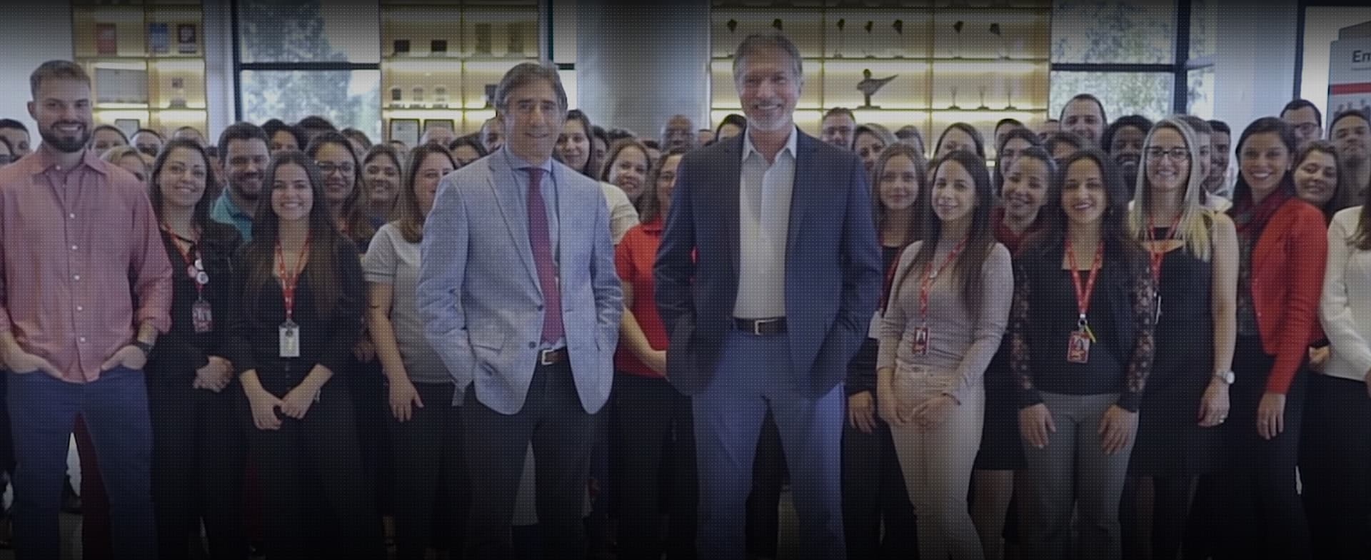 Juarez Antonio da Silva e Guido Savian Jr. junto ao time de funcionários da Embracon