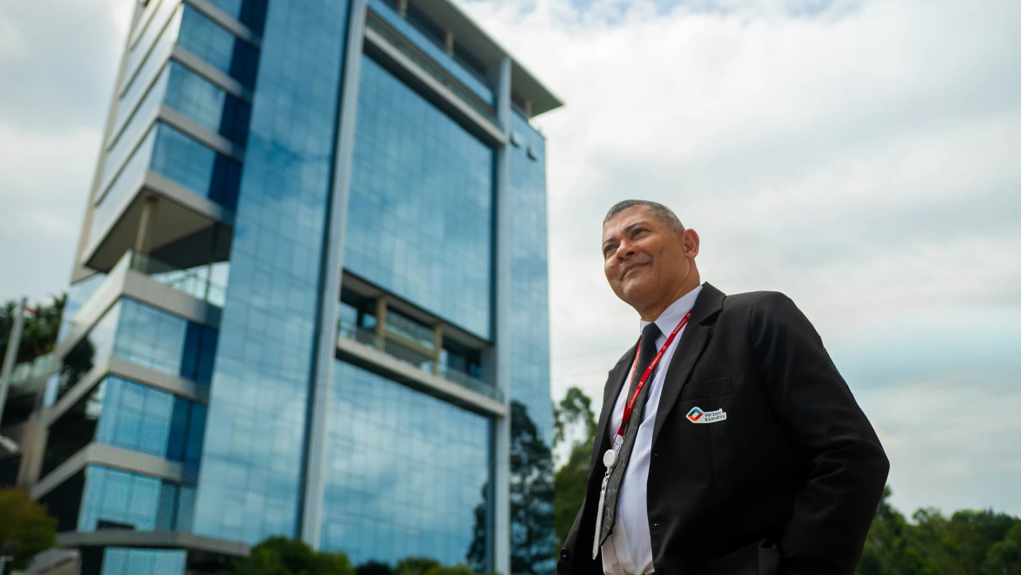 Nossa Governança — colaborador Embracon em frente à sede