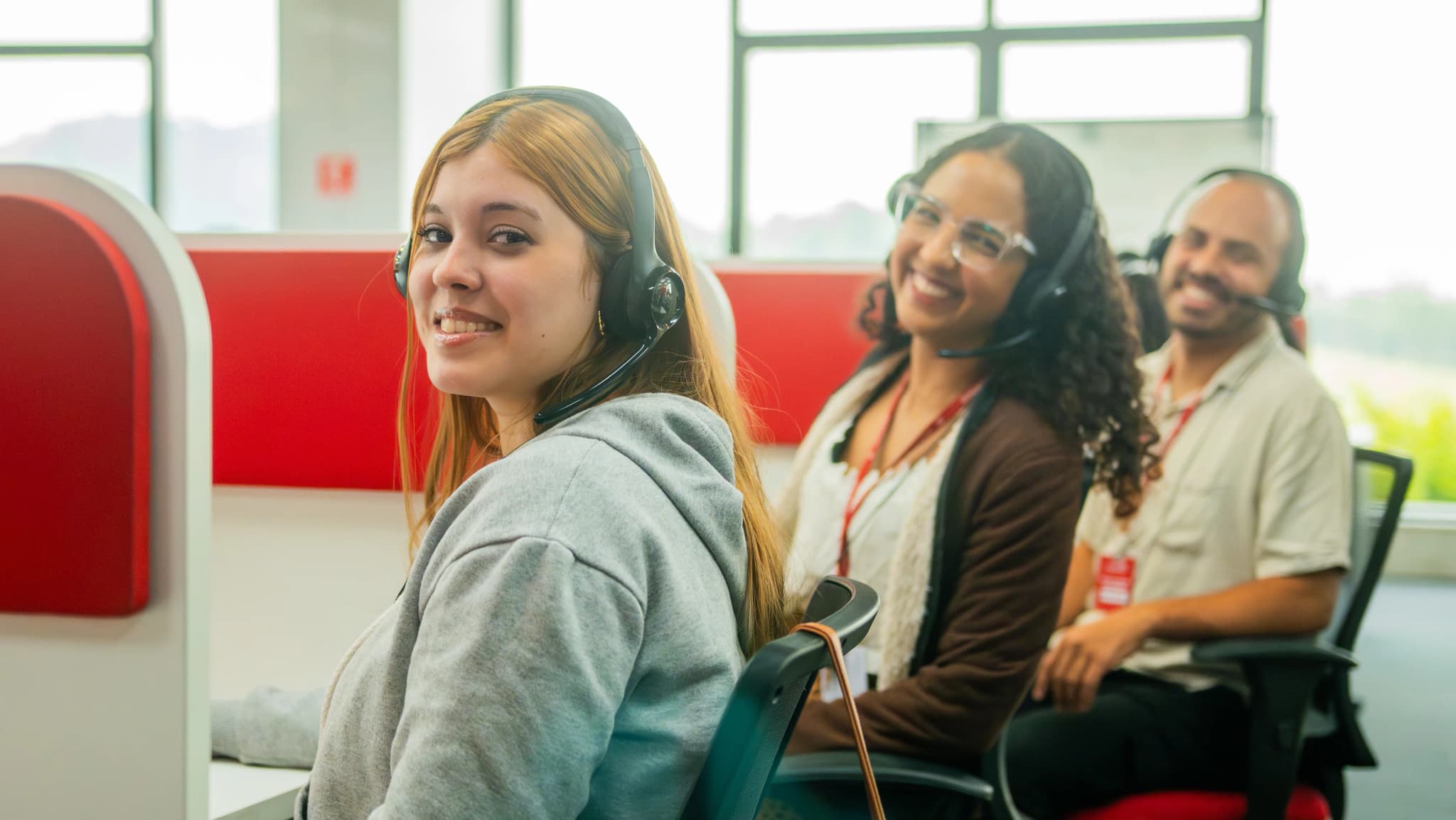 Equipe de atendimento Embracon com headsets